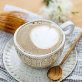 Hojicha latte – modny napój z Japonii, który podbija nasze domy