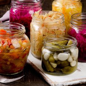 Które kiszonki są najzdrowsze? Dietetyk wyjaśnia, dlaczego warto jeść ogórki, kapustę i mniej znane fermenty