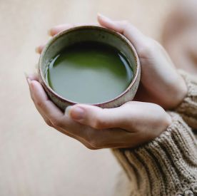 Matcha w ciąży: czy zielona herbata jest bezpieczna dla przyszłych mam?