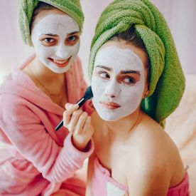 Błyskawiczne maseczki na twarz – jak przygotować się na sylwestra w ostatniej chwili