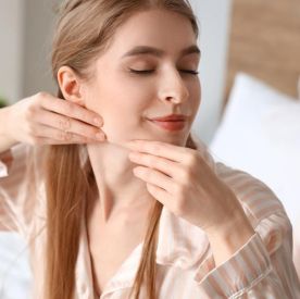 Face yoga i neuromięśniowe rozluźnianie twarzy – jak napięcia emocjonalne zapisują się w rysach