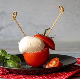 Pomidor i biały ser – mit, który długo krążył w kuchniach. Co naprawdę się dzieje w organizmie?