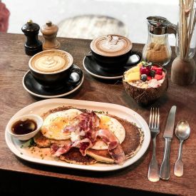 Naleśniki z jajkiem sadzonym – puszyste, sycące i genialne w swojej prostocie