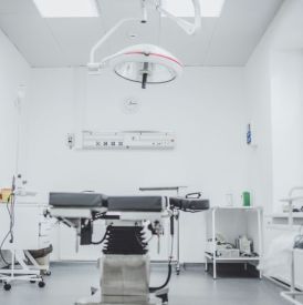 Finansowanie zakupu sprzętu medycznego – dotacje, leasing czy zakup za gotówkę? Analiza opłacalności dla placówek publicznych i prywatnych