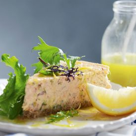 Wytrawny sernik z wędzonym łososiem – alternatywa dla tradycyjnych dań