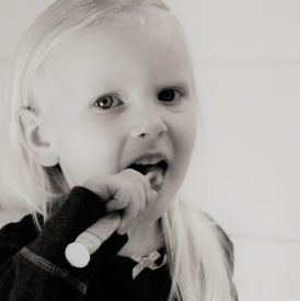 Higiena jamy ustnej u dzieci – jak łączyć pasty, płyny i spraye, by skutecznie chronić zęby przed próchnicą?