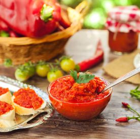 Ajwar – bałkańska pasta, która robi różnicę. Jeden smak, wiele zastosowań