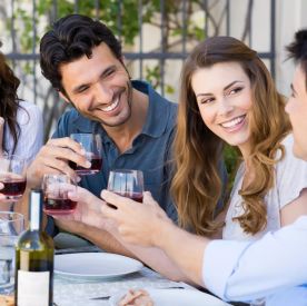 Nowy trend w randkowaniu: friendfluence, podwójne randki i przyjaciele w roli swatów