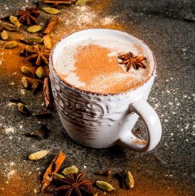 Masala chai – indyjska herbata z przyprawami. Właściwości, smak i działanie