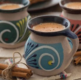 Atole – tradycyjny meksykański napój na zimę. Czy to bardziej deser czy śniadanie w kubku?