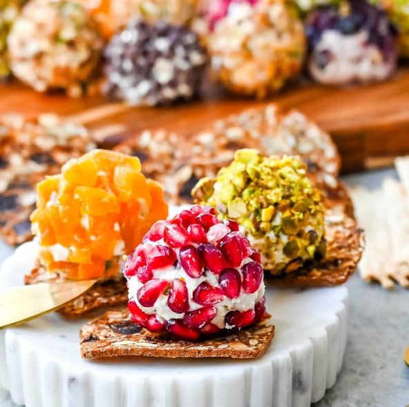 Karnawałowe kulki serowe – przepis na przekąskę, która znika w sekundę