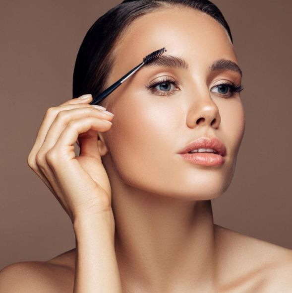 Brwi, które zachwycają – naturalne i zdrowe dzięki tym prostym trikonom