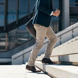 Jak łączyć casualową marynarkę z innymi elementami garderoby?