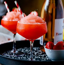 Drinki na Walentynki, które rozpalą zmysły – romantyczne i uwodzicielskie przepisy