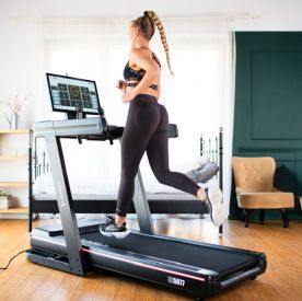 Trening interwałowy na bieżni (HIIT) vs interwały na rowerku – gotowe plany 20/30/45 minut