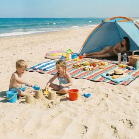 Namioty na plażę pod wiatr i słońce: jak ustawić bazę, żeby cień był tam, gdzie trzeba