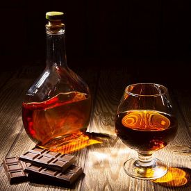 Domowy koniak: tradycja, smak i aromatyczne inspiracje do własnej nalewki