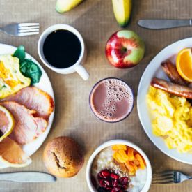 Dlaczego zimą jemy więcej i jak to robić mądrze