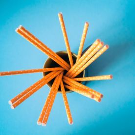 Przewodnik po ofercie słomek papierowych: ekologiczne rozwiązanie na zdrowe picie