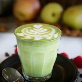 Zielona energia w filiżance: matcha latte na mleku owsianym
