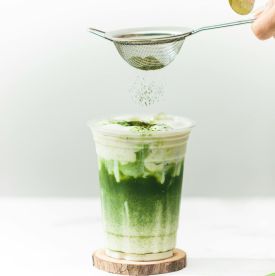 Pistacjowa matcha – trzy sposoby na zielony rytuał z nutą luksusu