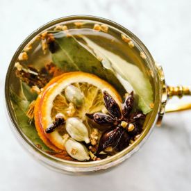 Kardamon – zielony diament kuchni. Jak go używać, by wydobyć jego moc i aromat?