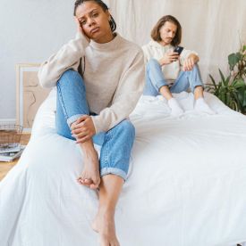 Rutyna w sypialni to nie wyrok. Jak drobne zmiany w garderobie wpływają na libido i bliskość?