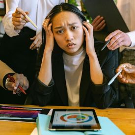 Mansplaining – kiedy mężczyzna „wie lepiej”. Jak rozpoznać podważanie kompetencji kobiet?