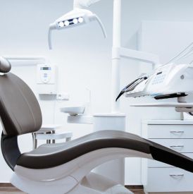 Jak przygotować się do pierwszej wizyty u implantologa? Kompleksowy poradnik dla pacjenta