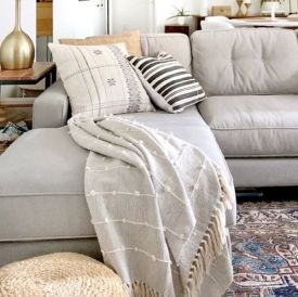 Pledy w aranżacji wnętrz – moda, przytulność i stylowy detal 2026