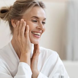 Peeling enzymatyczny – dlaczego warto odświeżyć cerę na wiosnę?