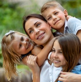 Przyjazne rodzicielstwo w codziennym biegu – jak praktykować je naprawdę, a nie idealnie?