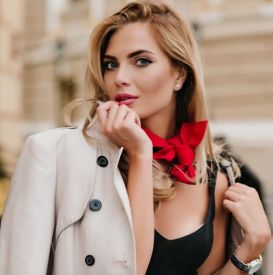 Apaszka – jak nosić ją w tym sezonie? Najmodniejszy i najbardziej wszechstronny dodatek