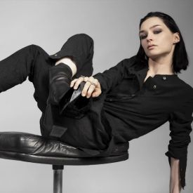 Czarny ubiór – co mówi o nas kolor czarny? Psychologia czerni w stylu na co dzień