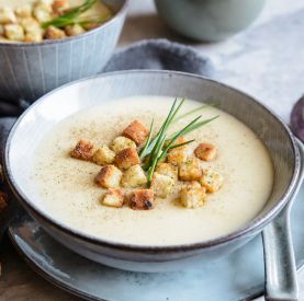 Zupa czosnkowa, która rozgrzewa i wzmacnia. Przepis na krem z grzankami pełen aromatu