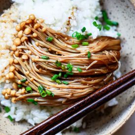 Grzyby enoki – delikatny smak i naturalne wsparcie w obniżaniu cholesterolu