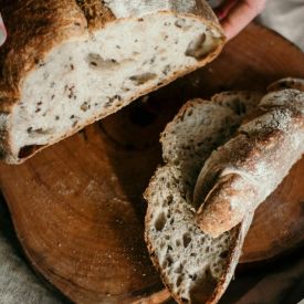 Sourdough po polsku: przepis na zakwas i 7 zastosowań od śniadania do deseru