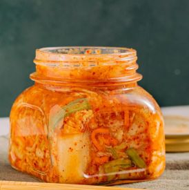 Fermentujemy w domu: ogórki, kimchi, kefir — starter dla początkujących