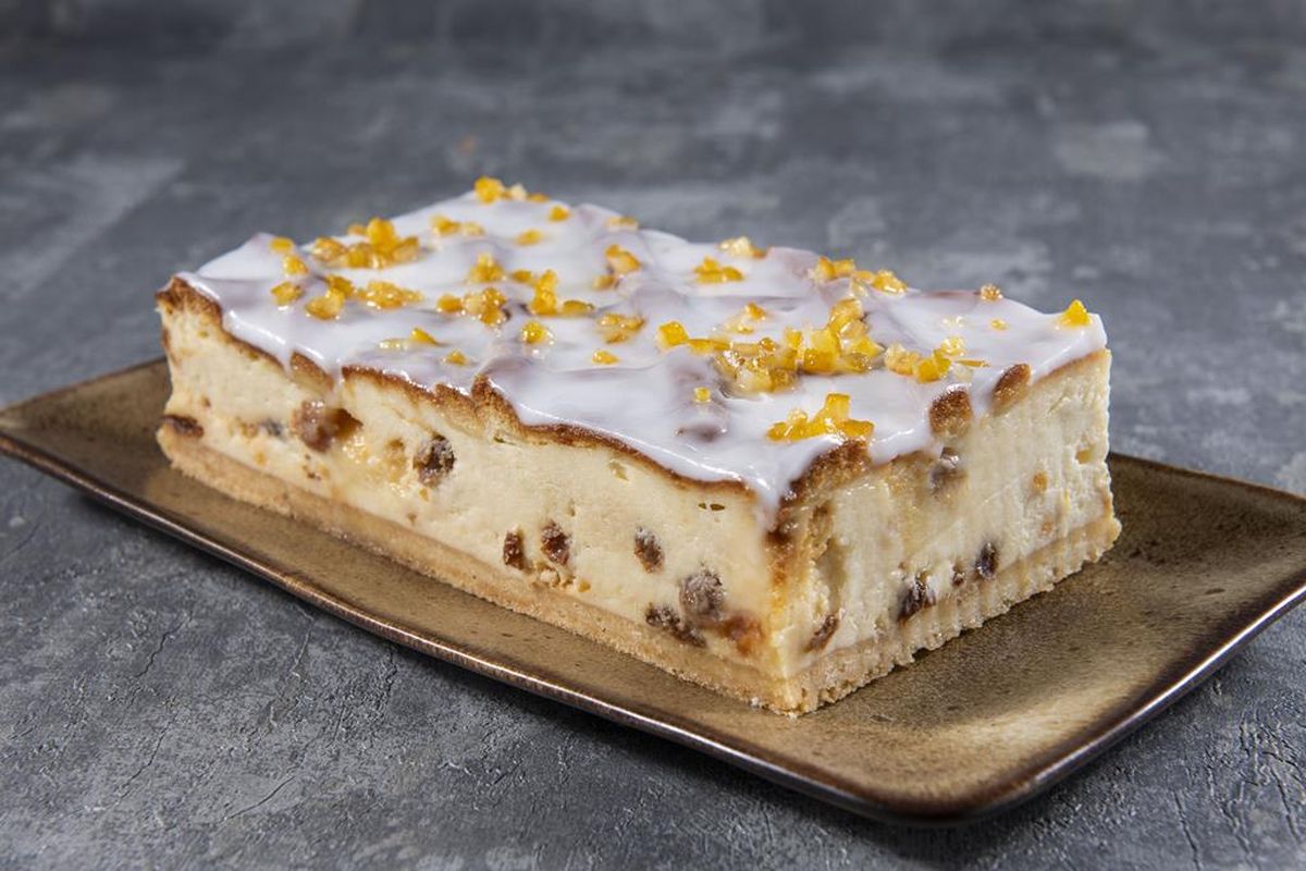 Słodkości na wielkanoc – serniki, mazurki i ciasta z bakaliami, kandyzowanymi owocami oraz czekoladowe dekoracje z białej czekolady lub lukru