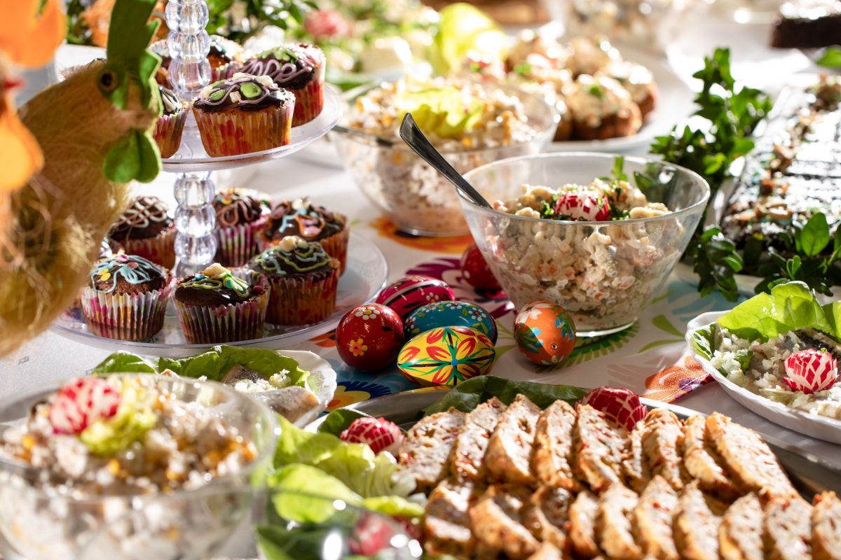 świąteczne śniadanie wielkanocne w polskich domach potrawy na wielkanoc na świątecznym stole z jajkam i pieczywem i chrzanem