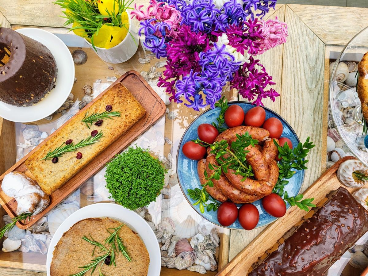 Wielkanocny obiad – dania główne na stole wielkanocnym pieczone mięso z delikatnego mięsa, biała kiełbasa i warzywa