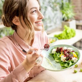 Jesz za szybko? Ten prosty nawyk może zmienić Twoje samopoczucie każdego dnia