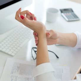 Drętwienie dłoni przy pracy na komputerze – co oznacza i jak sobie pomóc?