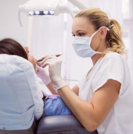 Przebarwienia zębów – skąd się biorą i jak się ich skutecznie pozbyć?