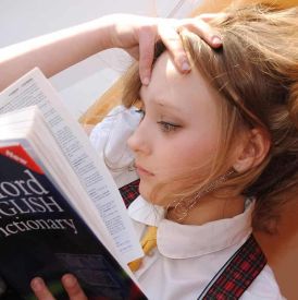 Dlaczego zapominamy słów? Gdy język „ucieka”, a mózg szuka właściwego wyrazu