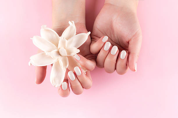 białe paznokcie