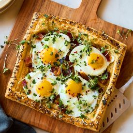 Śniadanie dla mistrzyń dnia codziennego – wiosenna tarta z jajkiem i boczkiem