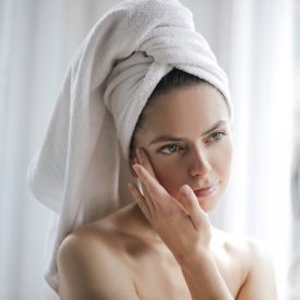 Jak dbać o cerę suchą? Zasady świadomej pielęgnacji w każdym wieku