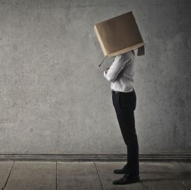 Masz alergię na ludzką głupotę? Psychologowie wyjaśniają, jak nie zwariować w świecie półprawd