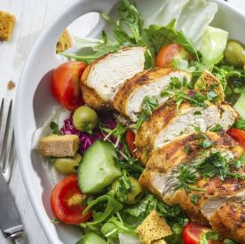 Lekka kolacja, która zmienia poranek. Dlaczego wieczorne jedzenie ma większe znaczenie, niż myślisz?